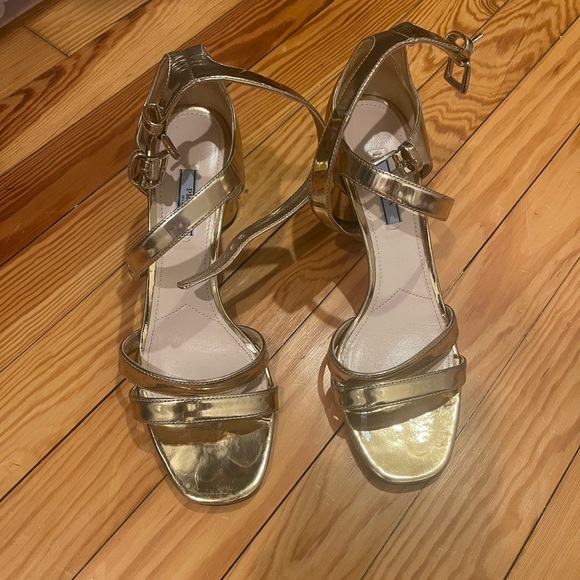 Prada Patent Leather heels - Picture 2 of 7